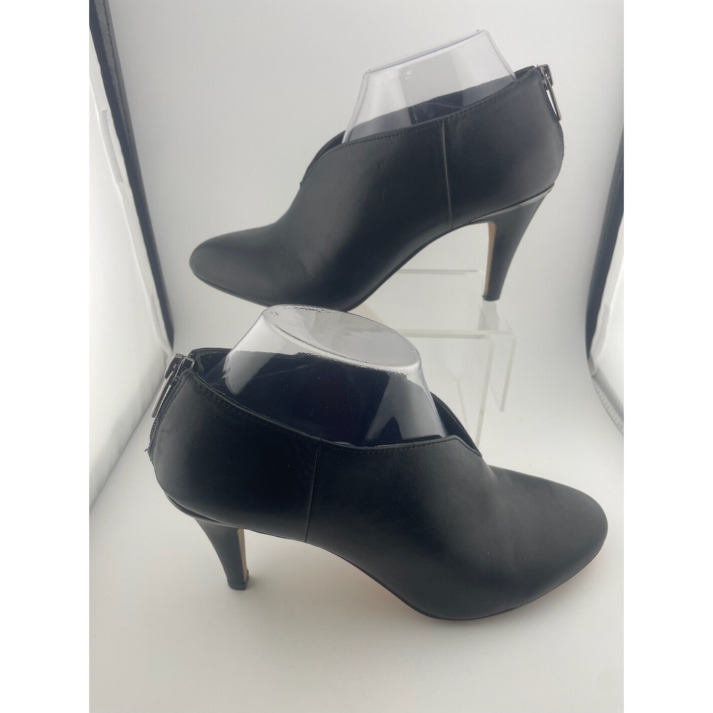 Vince Camuto Vyammi V-cut black leather ankle booties size 8 heeled boots